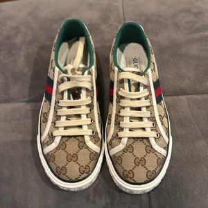 Cute sneakers great quality comfortable textile.